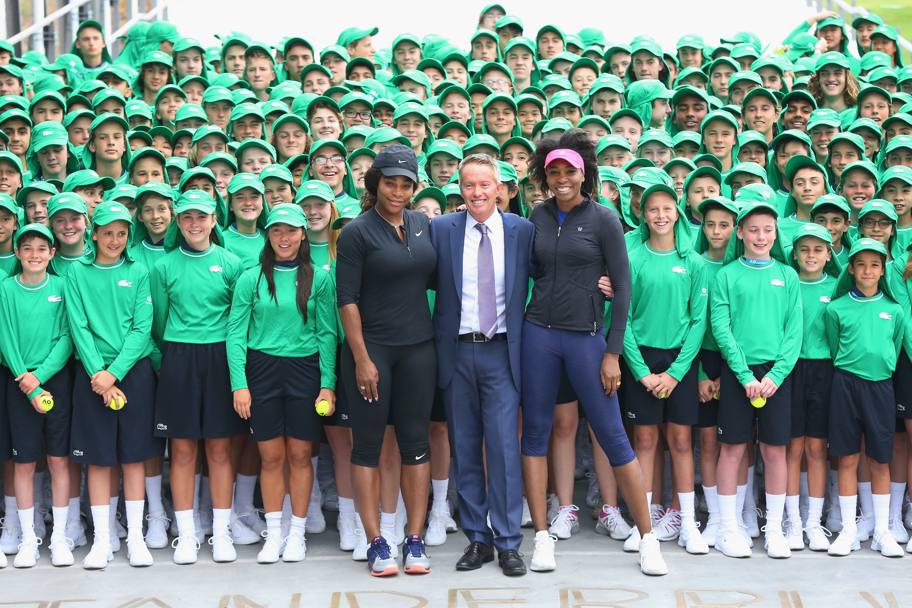 La tradizionale cerimonia d’apertura dell’Australian Open di Melbourne  stata impreziosita dalla presenza delle sorelle Williams, qui abbracciate al direttore del torneo Craig Tiley (Getty Images)